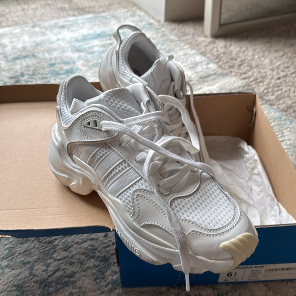 Adidas Originals Magmur Women’s White Runner Size 6.5 (runs large) - Picture 2 of 8